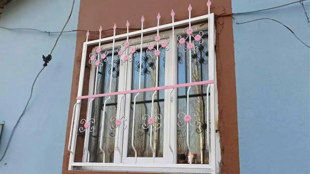 Iğdır Ferforje Pencere - Balkon ve Merdiven Korkuluk montajı ile ilgili bir fotoğraf çekilmiş